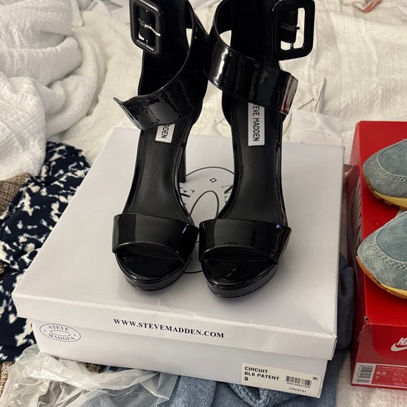 Steve Madden Glossy Black Heels - Picture 2 of 6